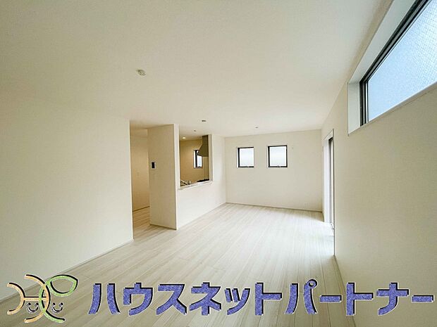 忙しい朝でも家族揃って食事をして頂ける、ゆとりある大きさのダイニングスペース。奥様の手料理をカウンター越しに受けとって頂き、テーブルで囲む素敵な時間を存分にお愉しみ下さい。