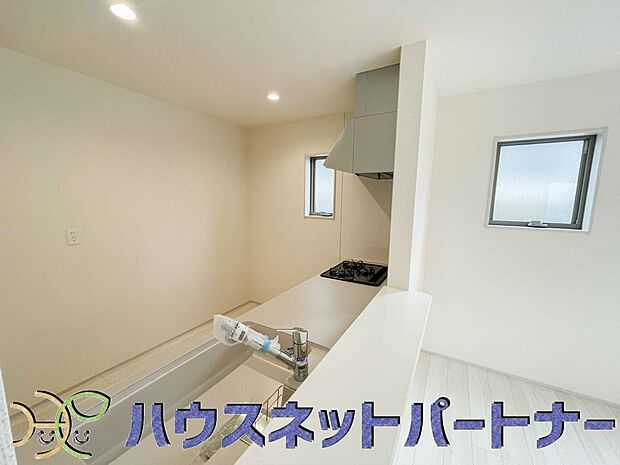 キッチン吊戸棚を無くす事によって、コミュニケーションを重視した設計に致しました。区画によって変わる一体感を、実際にご覧になって頂けましたらと思います。
