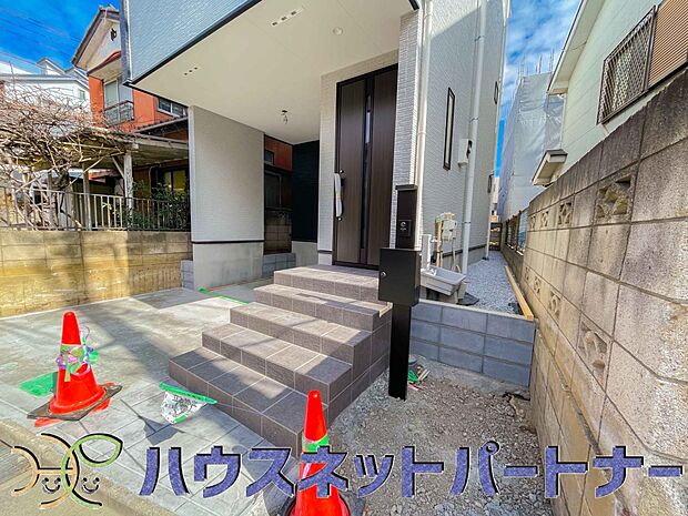 玄関の扉を開けると家族の待つお家。幸せを感じる瞬間です。