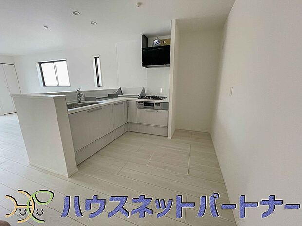 カウンターキッチンは広くて収納力もあるので、快適に料理をすることができます。食器や炊事用具を手の届くところに配置しやすいため調理もスピーディーです。