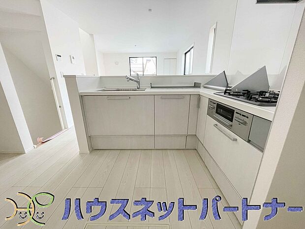 明るく開放的なオープンキッチン。家族とのコミュニケーションが取りやすく、みんなの笑顔が溢れます。