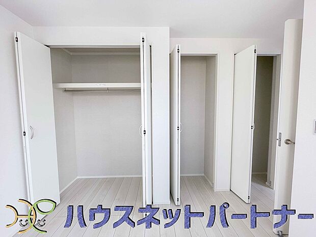 多くの人がお困りの住まいの収納。壁面クローゼットがあればタンスを置く必要がなく、出っ張りのないスッキリ空間を維持できます。限られたスペースを有効に活用できそう。