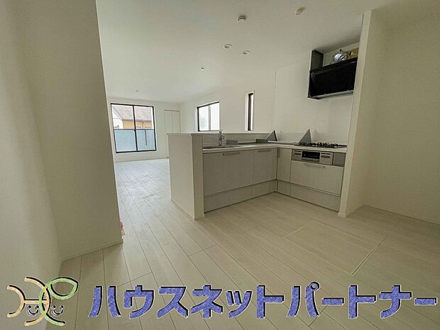 キッチン吊戸棚を無くす事によって、コミュニケーションを重視した設計に致しました。区画によって変わる一体感を、実際にご覧になって頂けましたらと思います。 