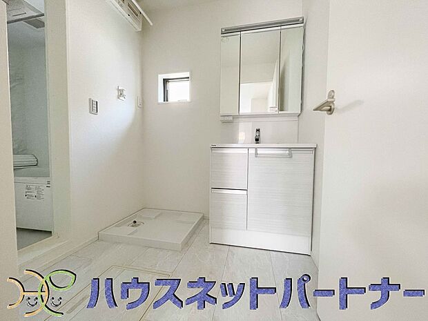 毎日使う洗濯機。しっかりと奥行きのある置き場が確保されています。