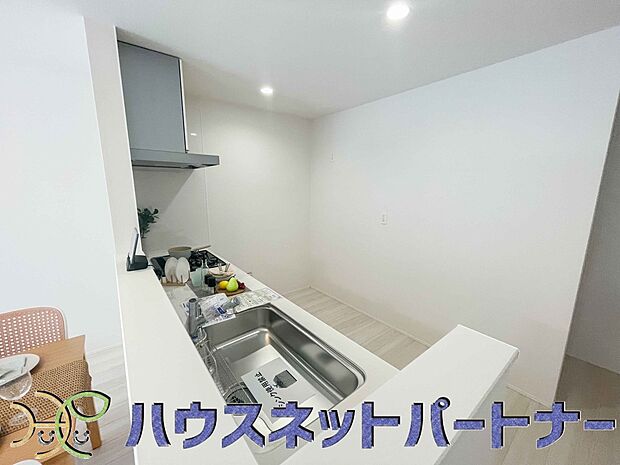 家族の様子を見ながらキッチンでお料理。一日の出来事を会話しながらの家事は嬉しいコミュニケーション。