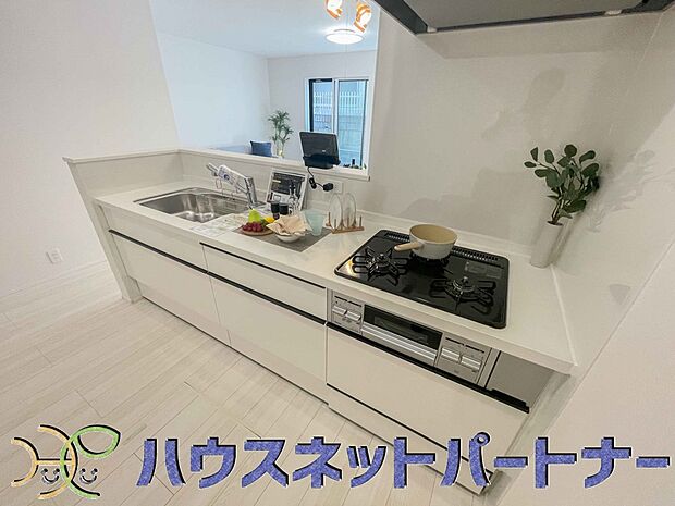 三口コンロで料理の幅を拡げてくれる使いやすいシステムキッチンを採用。洗い場も大きいので野菜や食器を洗ったりする際にも捗り、奥様の強い味方となってくれるはずです。