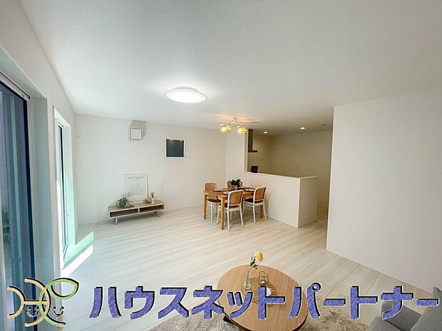 明るく開放的なダイニング。家族とのコミュニケーションが取りやすく、みんなの笑顔が溢れます。