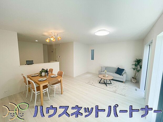 明るく開放的なダイニング。家族とのコミュニケーションが取りやすく、みんなの笑顔が溢れます