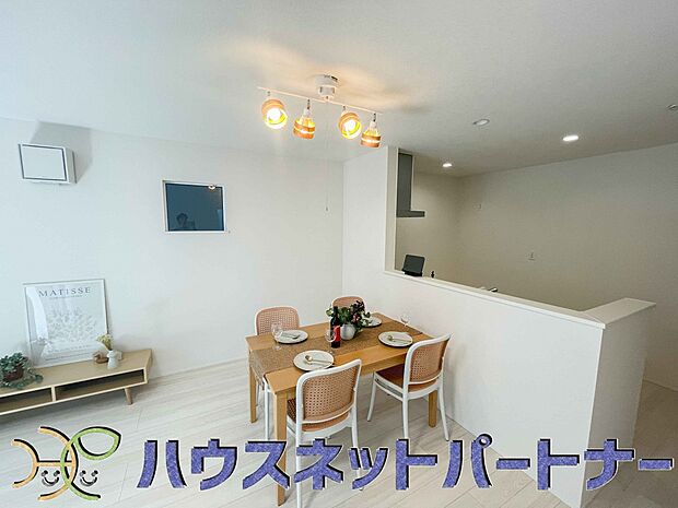 お料理できたらカウンターから手渡しができます。家族で会話をしながらお料理を楽しく。