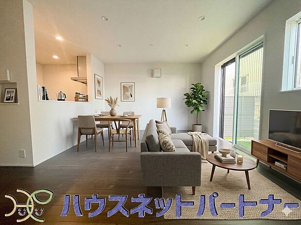 太陽の光が照らす明るいリビングは、開放感があり通風・採光に優れ、心地よい光と風が舞い込んできます。心休まるリビングは何よりも快適な時間を過ごせます。(家具はイメージです)