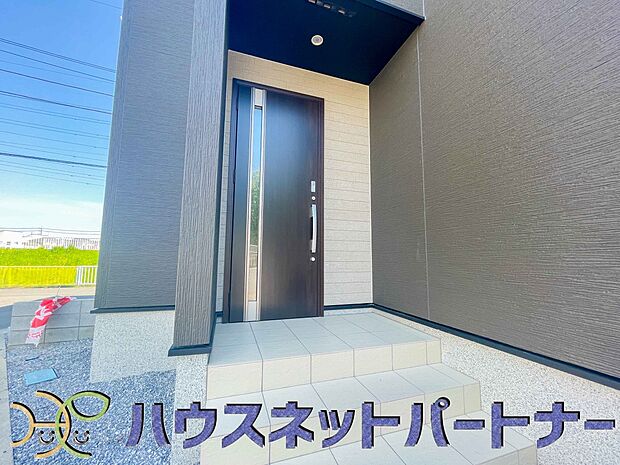 玄関の扉を開けると家族の待つお家。幸せを感じる瞬間です。