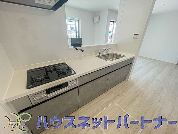 三口コンロで料理の幅を拡げてくれる使いやすいシステムキッチンを採用。洗い場も大きいので野菜や食器を洗ったりする際にも捗り、奥様の強い味方となってくれるはずです。