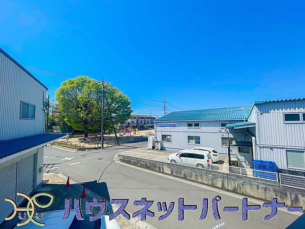 周辺は高い建物が無く、解放感が感じられます。