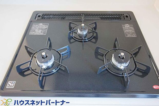 ?三口ガスコンロは、炒め物などに適した強火力の「大バーナー」と天ぷらと煮物などに適した「標準バーナー」、奥にある弱火の「小バーナー」の3種類のバーナーが搭載されています。