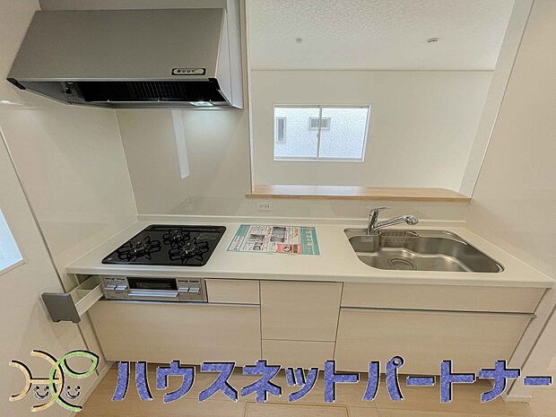 三口コンロで料理の幅を拡げてくれる使いやすいシステムキッチンを採用。洗い場も大きいので野菜や食器を洗ったりする際にも捗り、奥様の強い味方となってくれるはずです。