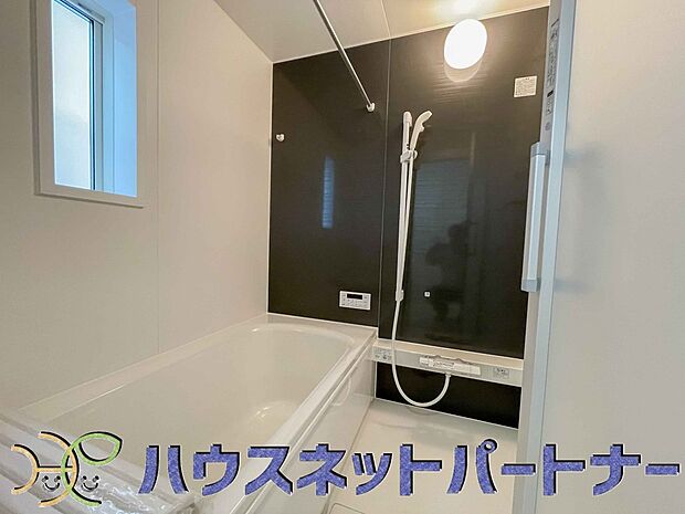 冬場にはヒヤッとしないように暖房機能、梅雨の時期には乾燥等、機能的で清潔感溢れる浴室。快適・清潔な空間で心も体もオフになる時間を楽しむことが可能です。