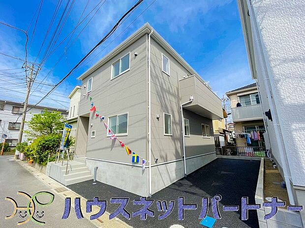 上質感漂う玄関へのアプローチ。居住者の帰り、訪れる方を優しく迎える・安らぎに満ちた生活空間を予感させる。健やかな暮らしを楽しめそう。