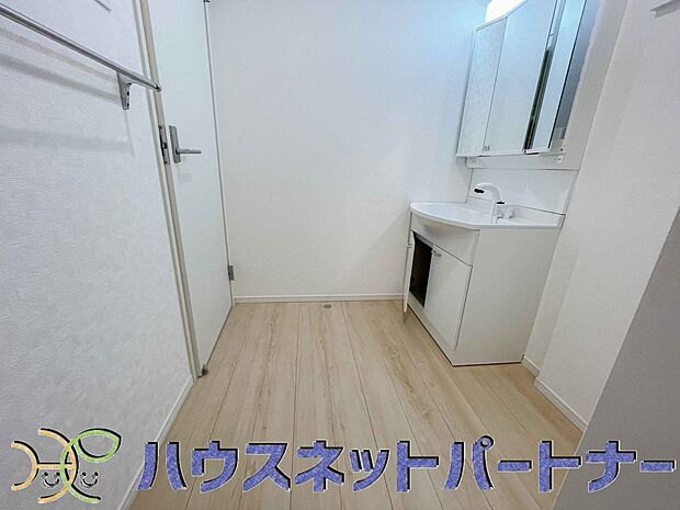 広い脱衣所、洗面台も大きなサイズを設置。建売では見ない広さと解放感。