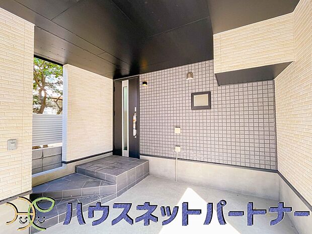 玄関の扉を開けるとそこは家族の待つお家。笑い声が聞こえてきそう。