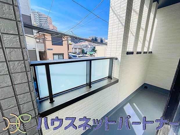 朝の澄んだ空気や、夕方に吹く清々しい風を五感で感じられるバルコニー。住まいの中で屋外にあって、本当の自然を感じられるスペースです。