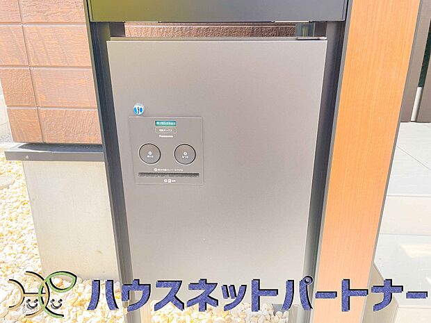 宅配ボックス。好きな時間にいつでも荷物を受取れるため、到着時間を気にして自宅で待機したり、再配達の連絡をする手間がかかりません。共働きなど不在が多い方、ネット通販の利用が多い方に大変便利。