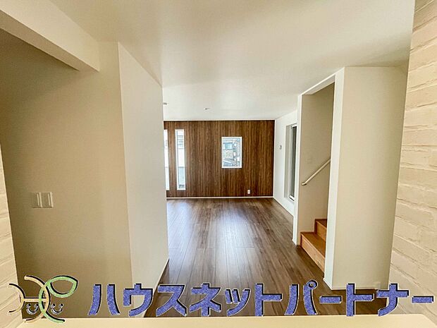 階を移動する際にリビングを通る、リビングイン階段。自然なかたちで家族が集まるため、お子様の個室が1階や3階にある場合でも、毎日の挨拶や会話が増えやすくなります。