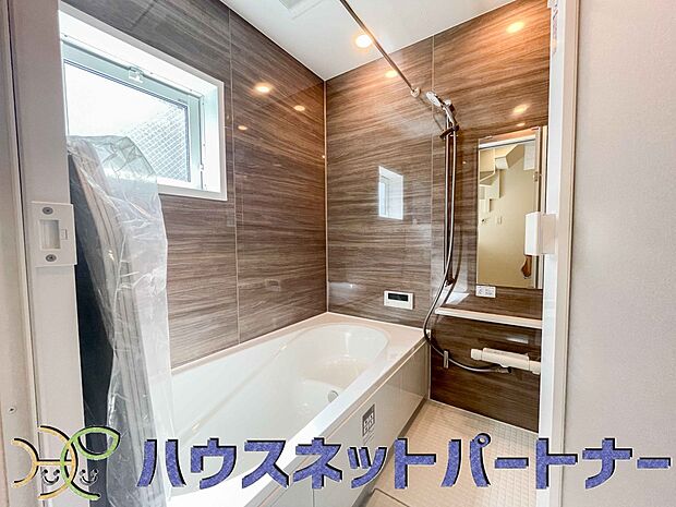 明るい作りの浴室は心も体もリフレッシュさせてくれます。窓もあるので湿気を外へ逃がすことも出来ます。