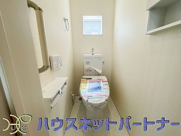 小窓を設置する事により明るく、通気性の良いトイレとなっております。中はゆとりのある大きさを確保しておりますので、ゆったりとお使い頂けます。 