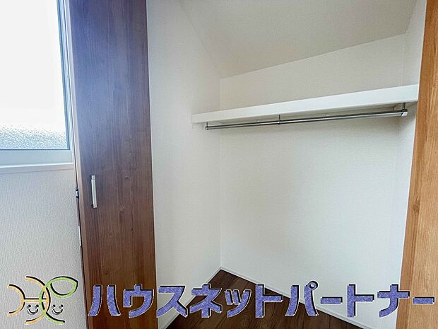 壁面クローゼットのメリットは、衣類が横一列に並ぶためひと目で洋服が選びやすいこと。衣類をたくさんお持ちの方も、限られたスペース内に無理なく収納することができます。