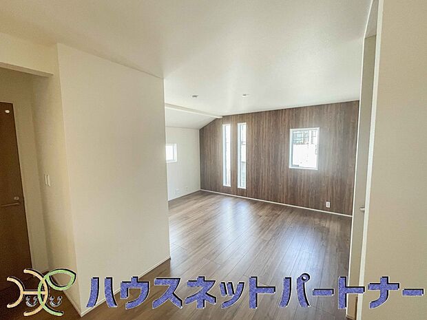 リビングは、食事スペースと寛げる場所設けてもまだ余裕の広さ。明るい光が照らしてくれます。