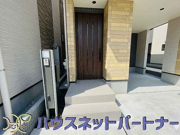 玄関の扉を開けると家族の待つお家。幸せを感じる瞬間です。