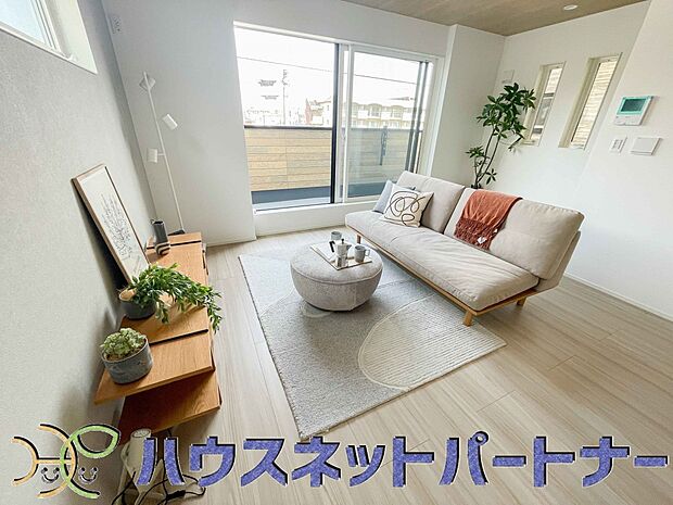 太陽の光が照らす明るいリビングは、開放感があり通風・採光に優れ、心地よい光と風が舞い込んできます。心休まるリビングは何よりも快適な時間を過ごせます。