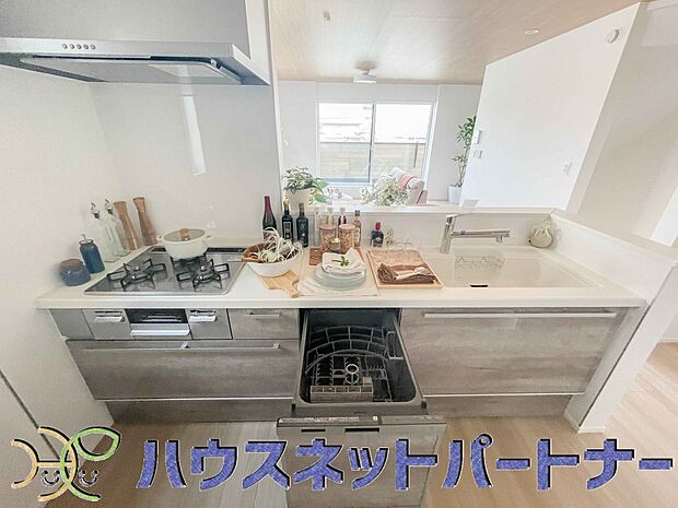 明るい自然光が入る作業スペースを多くとったキッチン採用。夫婦揃ってキッチンに立っても調理がしやすく、家事をしながら会話も弾みます。食器類もすっきりと片付く収納力。