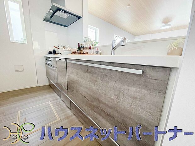 カウンターキッチンは広くて収納力もあるので、快適に料理をすることができます。食器や炊事用具を手の届くところに配置しやすいため調理もスピーディーです。