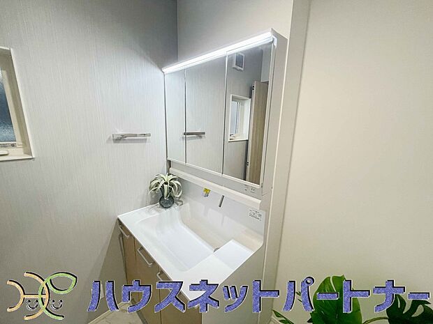 大きく見やすい三面鏡で清潔感ある洗面台は、身だしなみチェックや肌のお手入れに最適です。何かと物が増える場所だからこそ、スッキリと見映えの良い空間に拵えました。