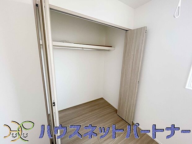 壁面クローゼットのメリットは、衣類が横一列に並ぶためひと目で洋服が選びやすいこと。衣類をたくさんお持ちの方も、限られたスペース内に無理なく収納することができます。