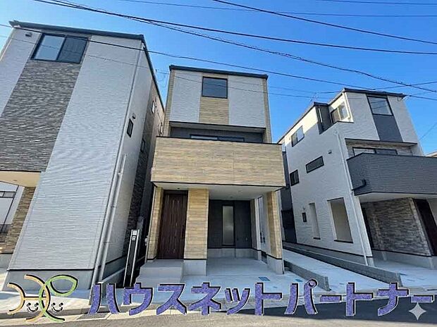 堂々たる趣ながら、主張し過ぎずどこか余裕を感じさせるシャープなフォルムで佇む邸宅は、晴天の空と照らし合わせる事で、本来あるべき完成形の姿を見せてくれます。