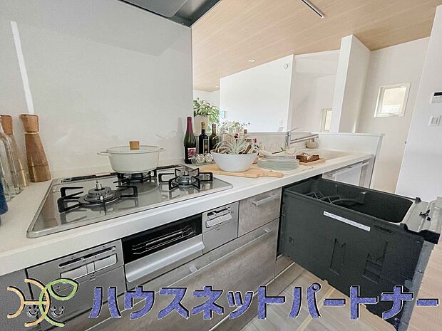 三口コンロで料理の幅を拡げてくれる使いやすいシステムキッチンを採用。洗い場も大きいので野菜や食器を洗ったりする際にも捗り、奥様の強い味方となってくれるはずです。