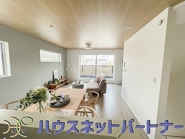リビングは、食事スペースと寛げる場所設けてもまだ余裕の広さ。明るい光が照らしてくれます。