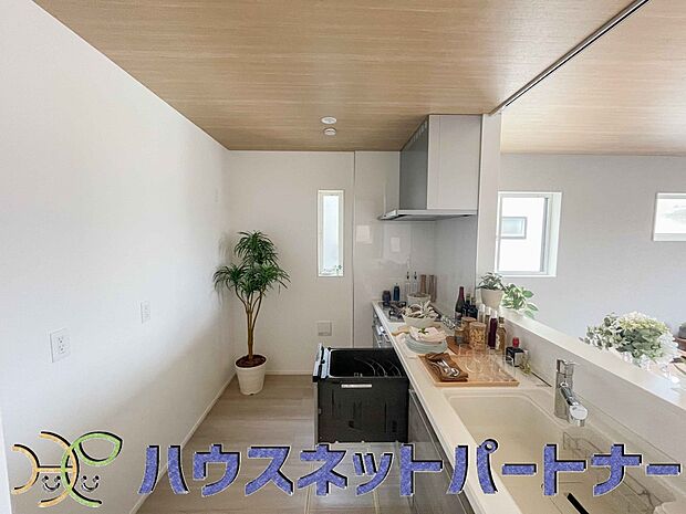 食洗機完備なので冬場の冷たい洗い物や忙しい主婦だからこそ食洗機をかけてる間に他の家事をこなすこともできちゃいますね。