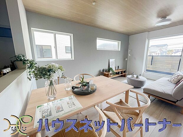 リビングは、食事スペースと寛げる場所設けてもまだ余裕の広さ。明るい光が照らしてくれます。