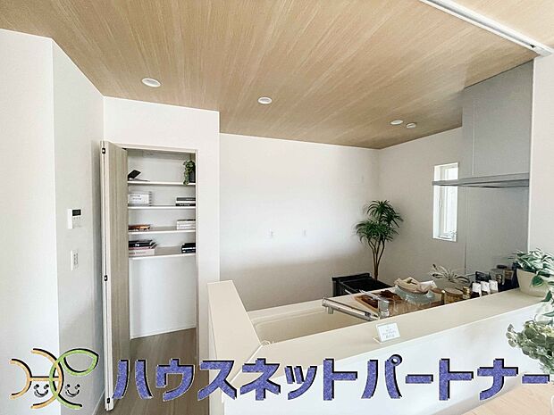 明るく開放的なオープンキッチン。家族とのコミュニケーションが取りやすく、みんなの笑顔が溢れます。
