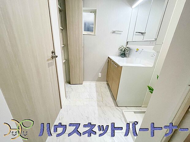 毎日使う洗濯機。しっかりと奥行きのある置き場が確保されています。