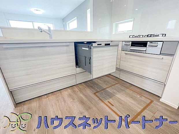 ビルトイン食器洗乾燥機完備。家事のお手伝いをしてくれる奥様の味方です。食器を洗っている間にお掃除など、様々なシーンで家事の時短に役立つ食洗機。省スペースのビルトインタイプを採用致しました。