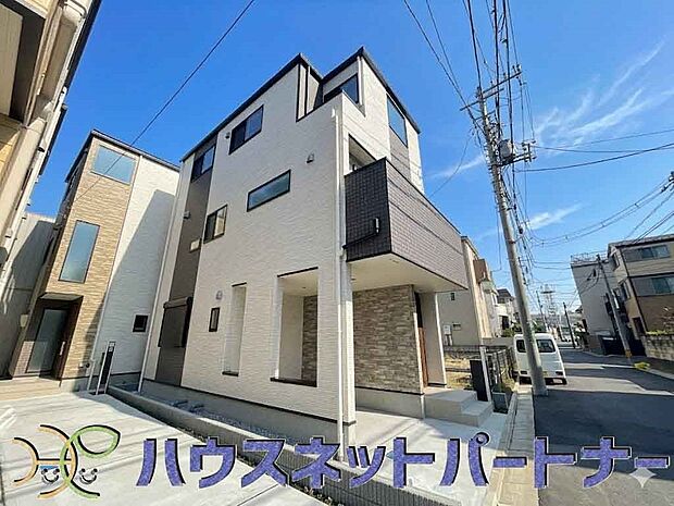 堂々たる趣ながら、主張し過ぎずどこか余裕を感じさせるシャープなフォルムで佇む邸宅は、晴天の空と照らし合わせる事で、本来あるべき完成形の姿を見せてくれます。