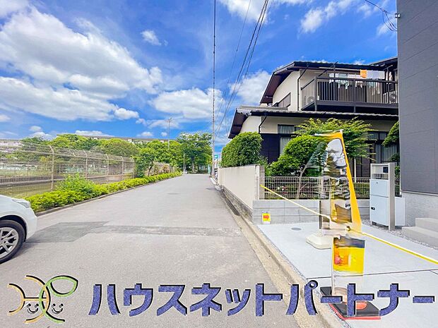 前面道路でお車を駐車するのも楽々。