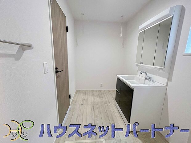 洗面室のある脱衣所は広々。脱いだお洋服をそのままお洗濯。