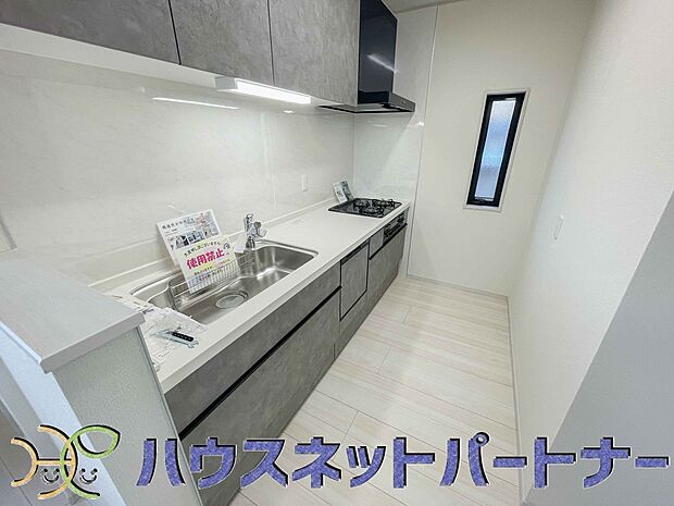 ビルトイン食器洗乾燥機完備。家事のお手伝いをしてくれる奥様の味方です。食器を洗っている間にお掃除など、様々なシーンで家事の時短に役立つ食洗機。省スペースのビルトインタイプを採用致しました。