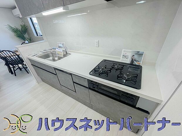 三口コンロで料理の幅を拡げてくれる使いやすいシステムキッチンを採用。洗い場も大きいので野菜や食器を洗ったりする際にも捗り、奥様の強い味方となってくれるはずです。