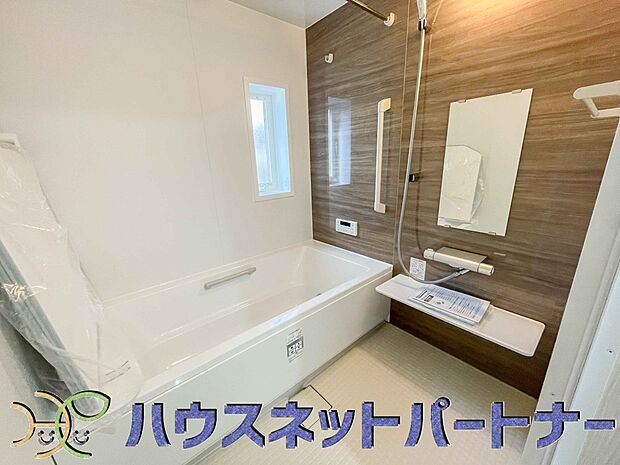 明るい作りの浴室は心も体もリフレッシュさせてくれます。窓もあるので湿気を外へ逃がすことも出来ます。